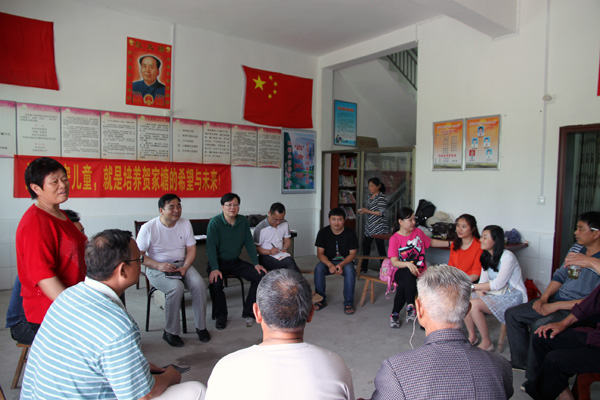 刘建民一行与村民代表开展座谈会。.jpg