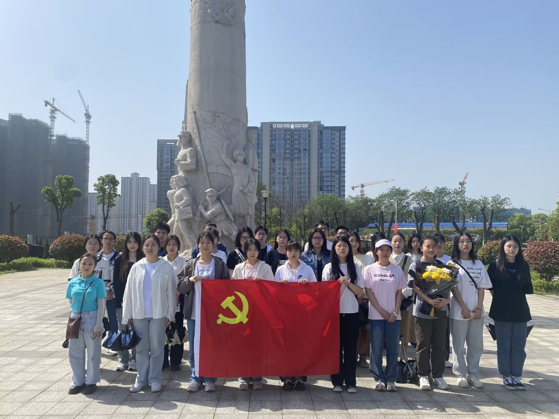 缅怀先烈，致敬英雄