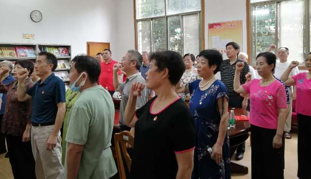 2.离退休党总支重温入党誓词.jpg