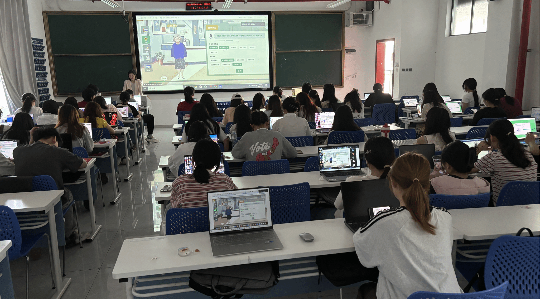 校企联动促实践 数字赋能雷锋校区公管新课堂