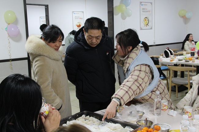 肖湘愚与同学交流.jpg