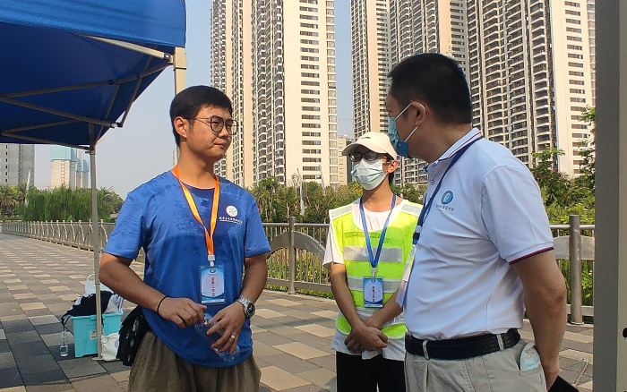 与志愿者交流 雨人.png