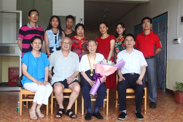 刘寒波、张玉芬一行慰问我院抗战老战士曾昭信.jpg