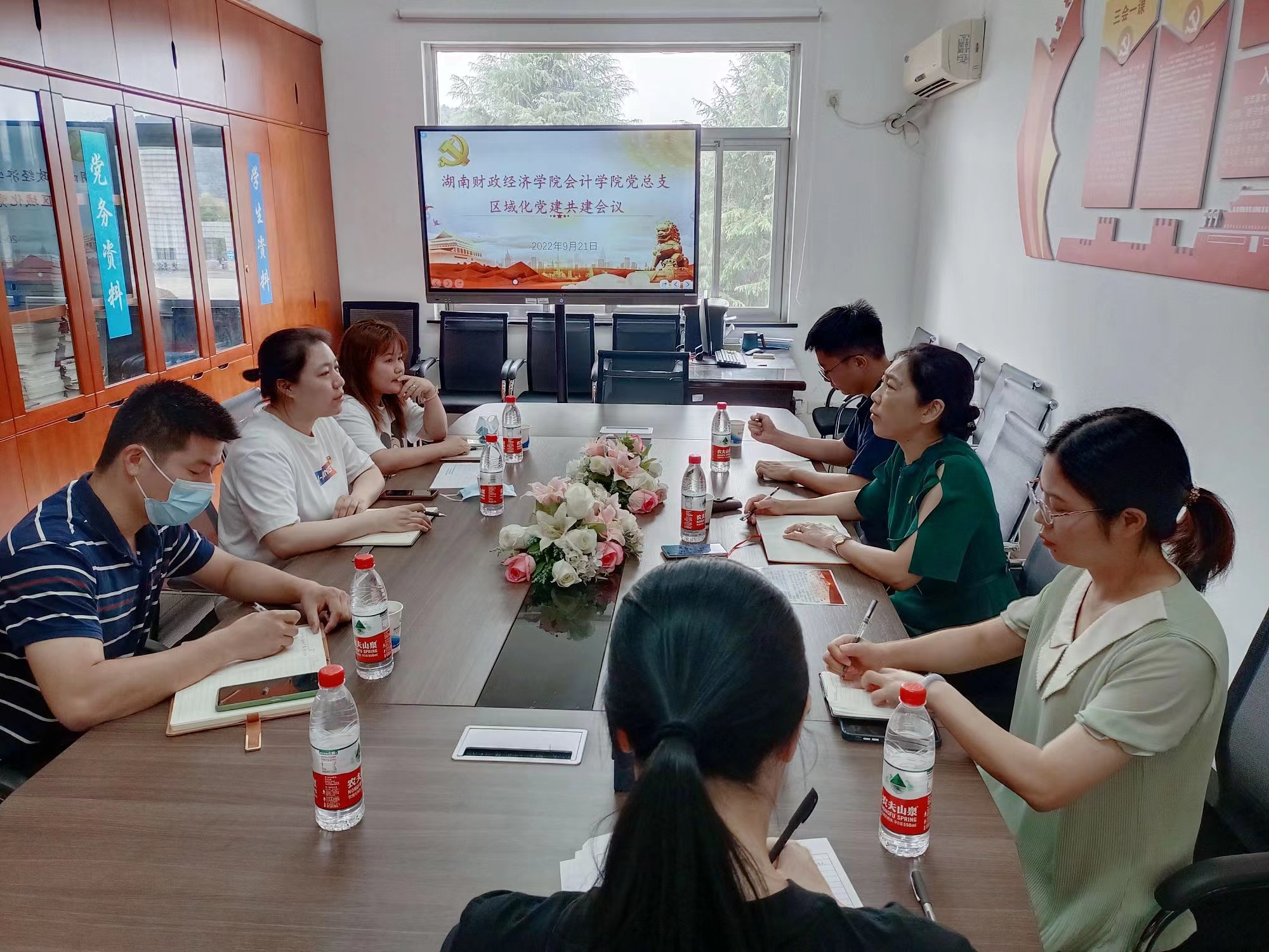 荣龙社区党总支书记李融一行来我院交流研讨