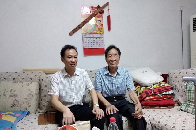 党委副书记晏金平（左）走访慰问老党员蒋启中（右）（黄志勇摄）.jpg