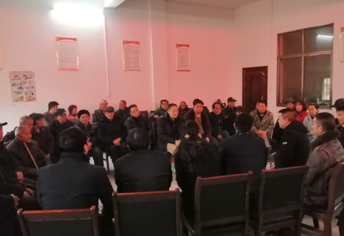 2.肖湘愚参加民情恳谈会.png