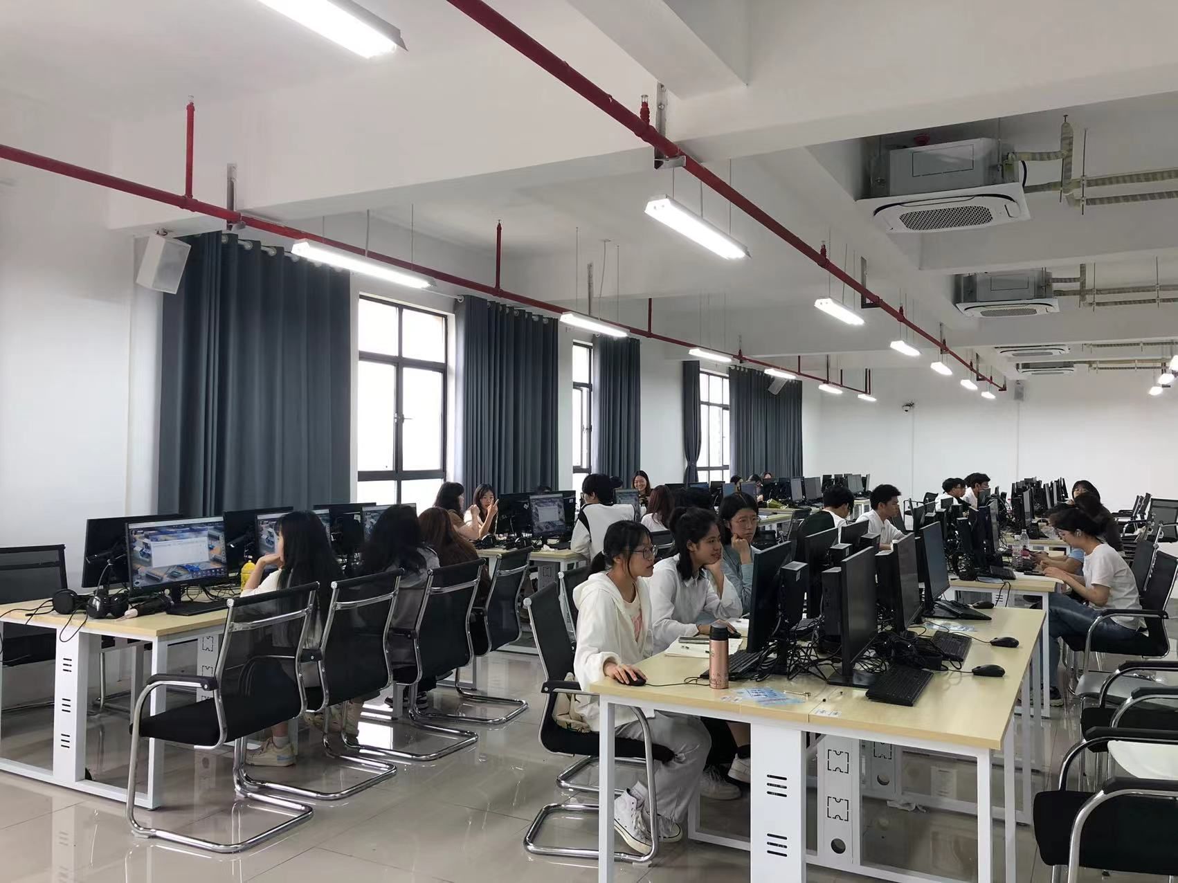 best365中国官方网站第八届企业模拟经营大赛举行